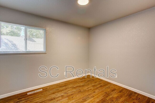 Building Photo - 526 S Howes St