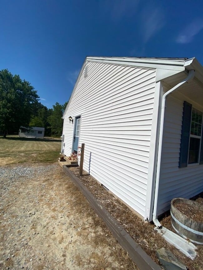 Building Photo - Rural & Adorable Rancher for Rent on large lot!
