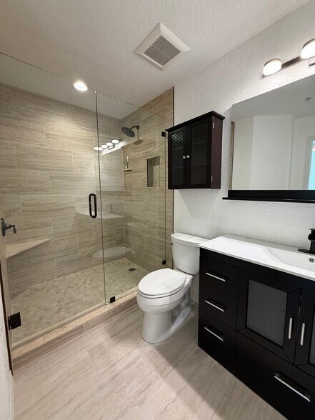 Master batroom - 1064 N Tamiami Trl