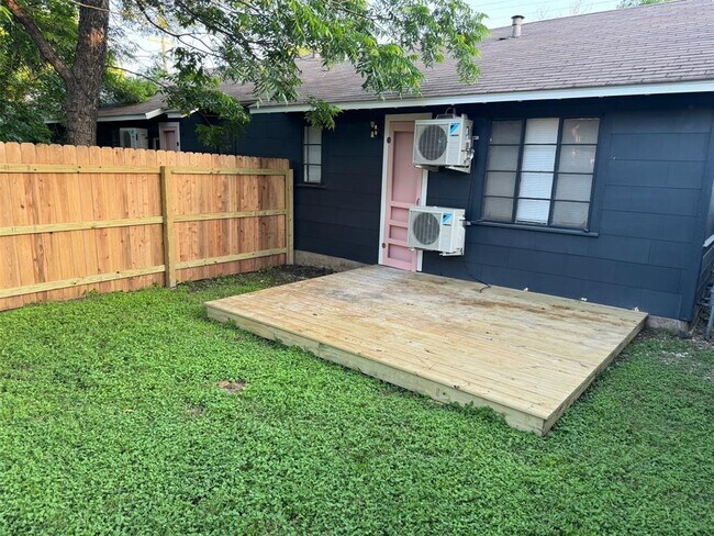 Building Photo - 906 E 46th St