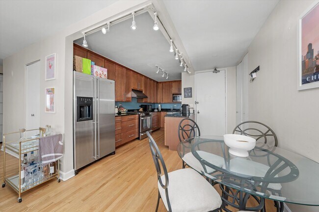 Building Photo - 444 W Fullerton Pkwy