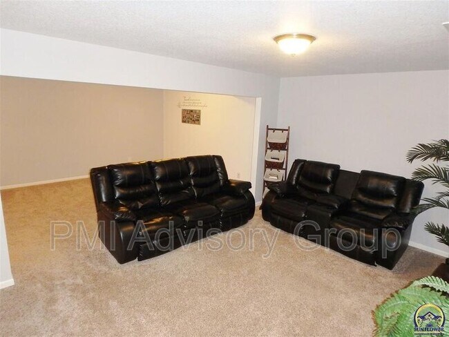 Building Photo - 1712 SW Valley View Dr