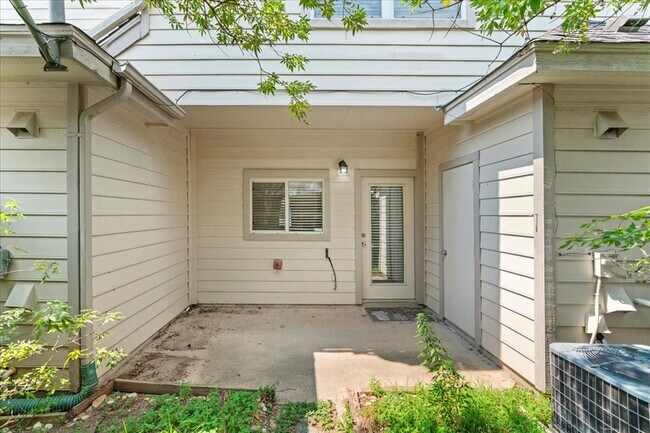 Building Photo - 12185 Chelsea Glen Pl