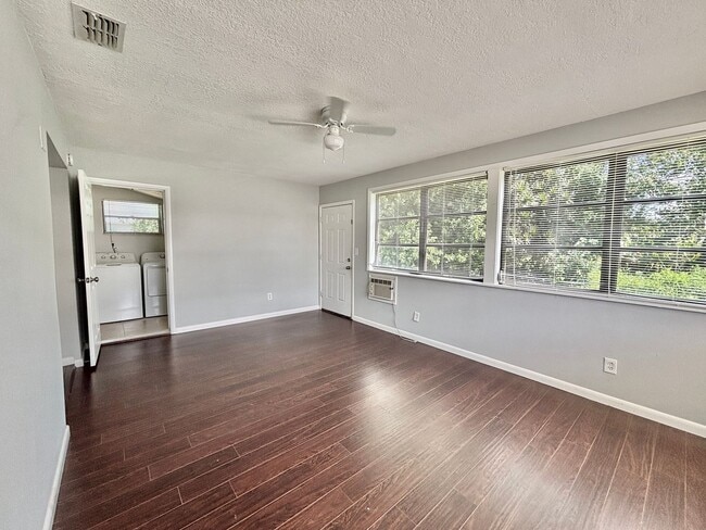 Building Photo - 3BR 1BA Annual Unfurnished Rental Availabl...