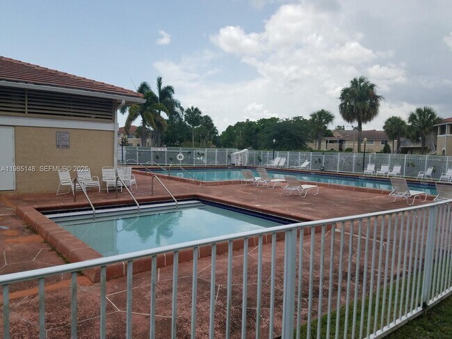 Building Photo - 10040 Twin Lakes Dr