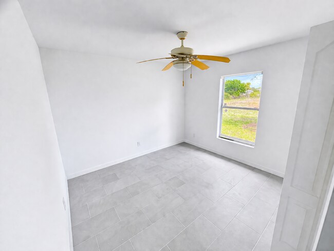 Building Photo - SPACIOUS 3Bd / 2 Ba SINGLE FAMILY HOUSE AVAILABLE
