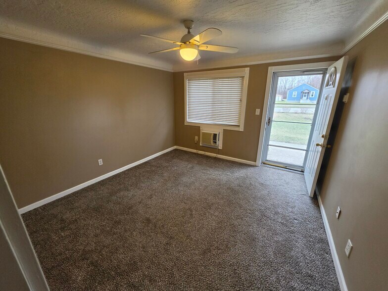 Building Photo - 935 E Huron River Dr