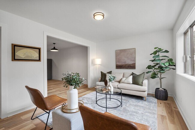 Building Photo - Modern Charm in Desirable East Ridge Neighborhood
