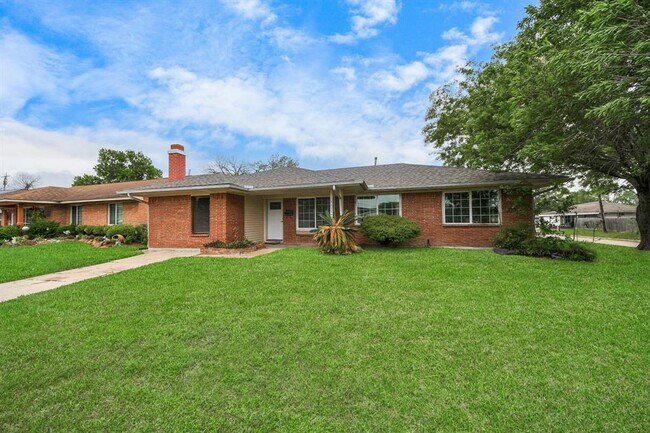 Building Photo - 3111 Tanglebriar Dr