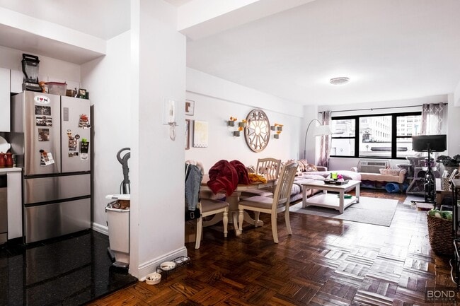 Primary Photo - 219 E 69th St