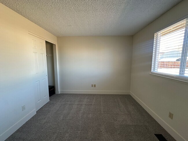 Building Photo - Spacious home with RV parking in Spanish Springs