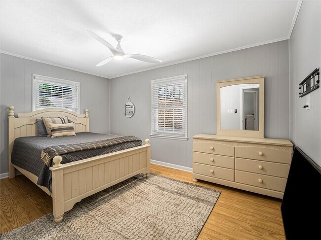 Building Photo - 6265 Lakeview Dr