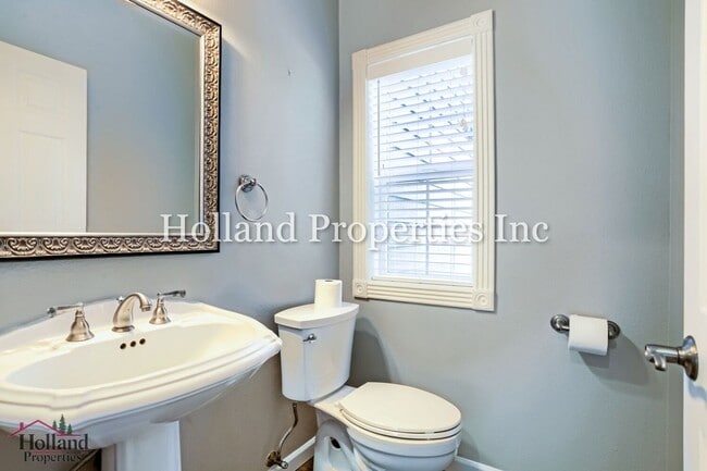 Building Photo - 16308 SW Timberland Dr