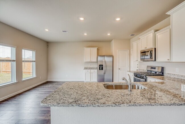 Building Photo - 400 Lynn Lotus Dr