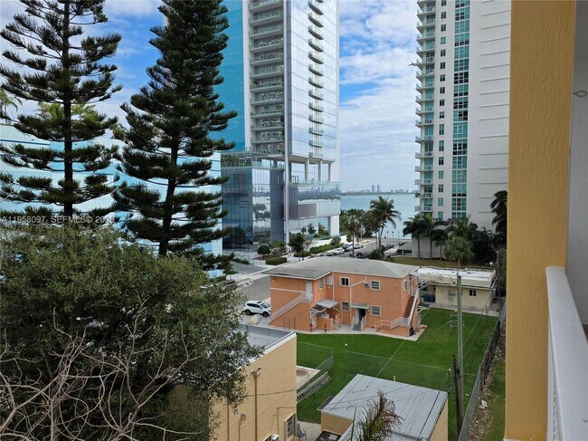 Building Photo - 471 NE 25th St