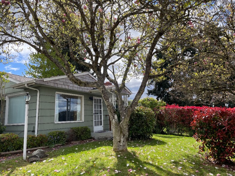 Primary Photo - 1616 Perry Ave