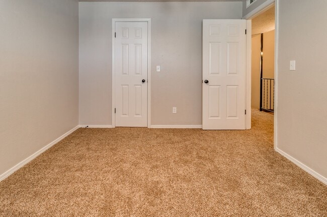 Building Photo - Newly Renovated 2bed 2 bath !Townhome