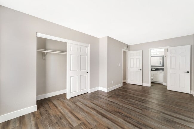 Building Photo - Modern Condo in Guard-Gated Community!