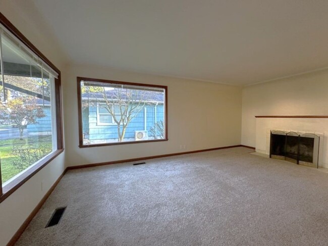 Building Photo - Gorgeous 2-Bedroom Rambler in heart of Fir...