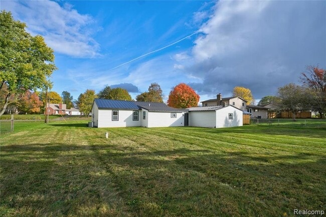 Building Photo - 1445 N Seymour Rd