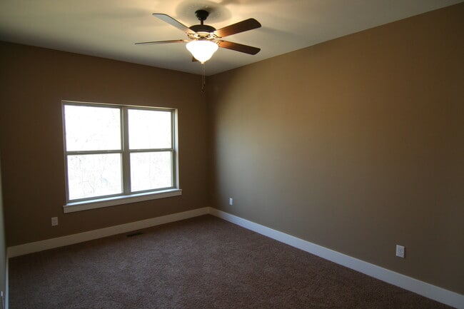 Building Photo - 4 Bedroom, 3 bath close to University and ...