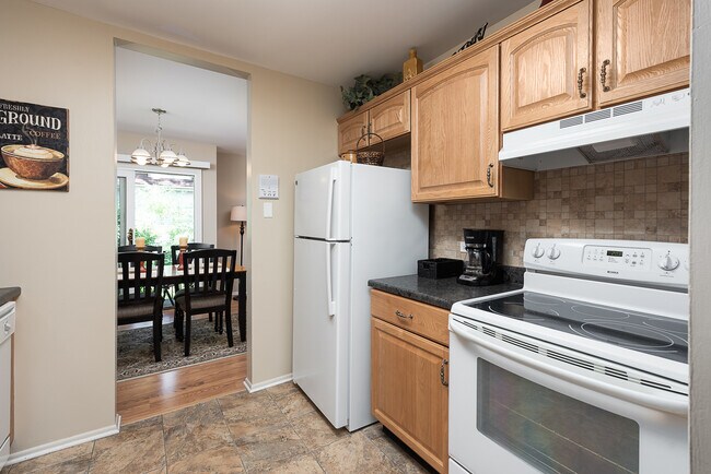 Building Photo - 720 Maple Ave