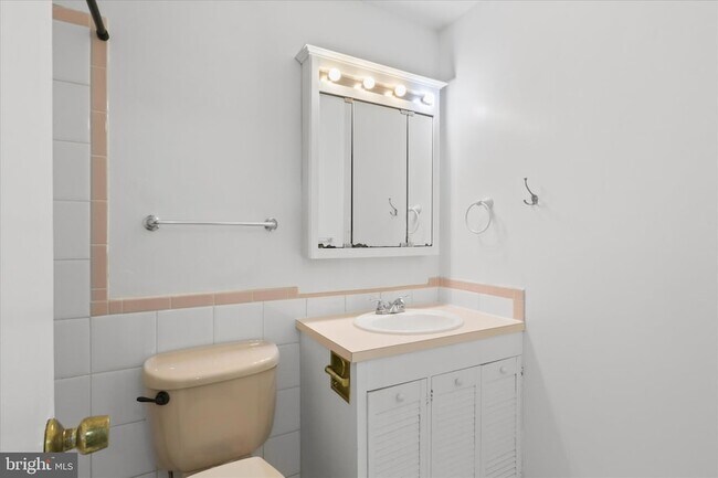 Building Photo - 214 Locust St SE