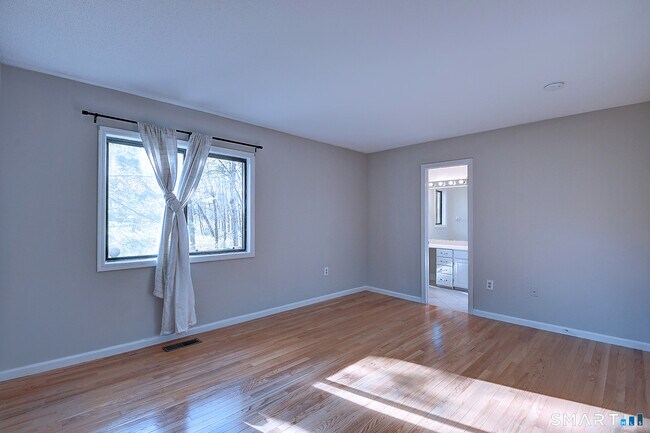 Building Photo - 4 Stonington Ct