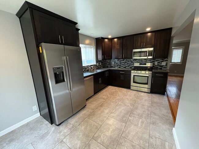 Building Photo - 3307 Shasta Dr