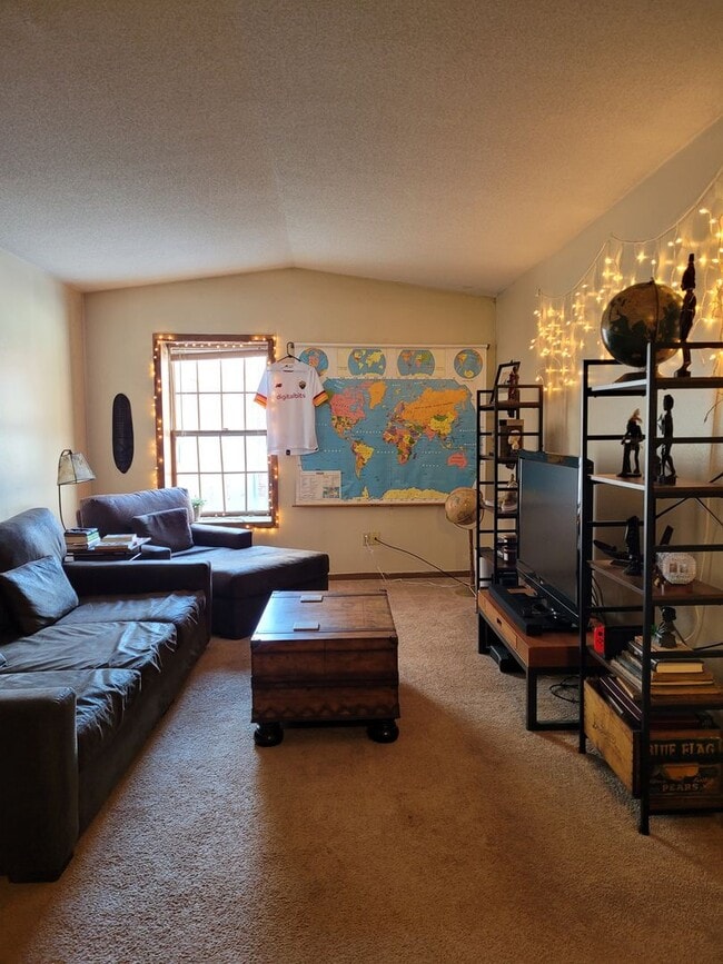 Building Photo - Spacious Downtown One Bedroom