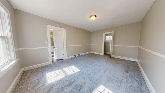 Building Photo - 3052 Sackett Ave
