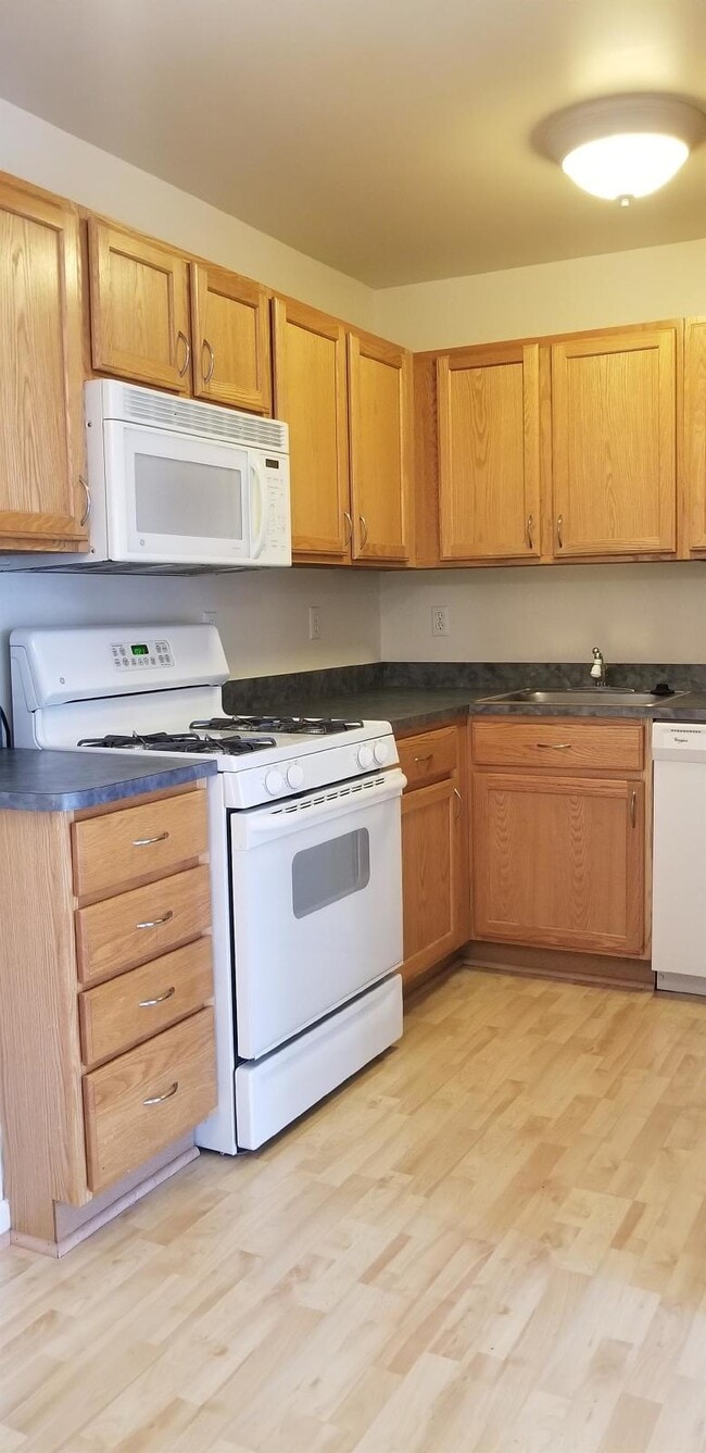 Building Photo - 2 Bedroom, 1.5 Bath Townhouse w/ Garage & Huge Master Bedroom. Full Sized Washer & Dryer In Unit.