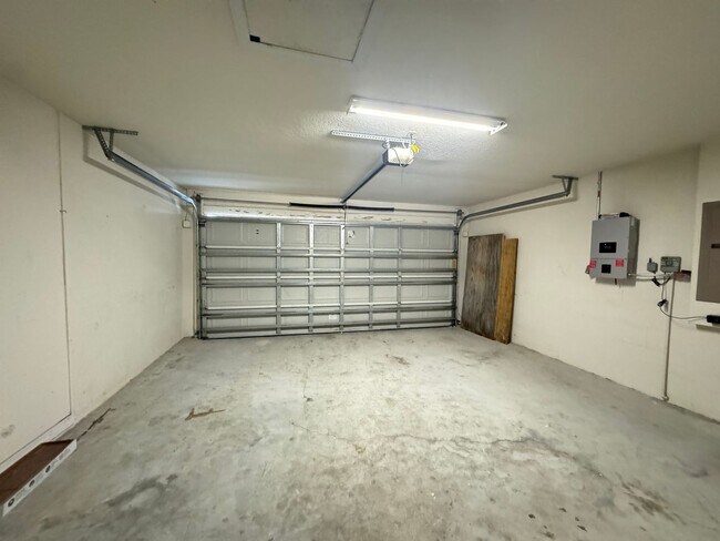 Building Photo - Spacious 4 Bedroom / 3 Bathroom Home in Davenport