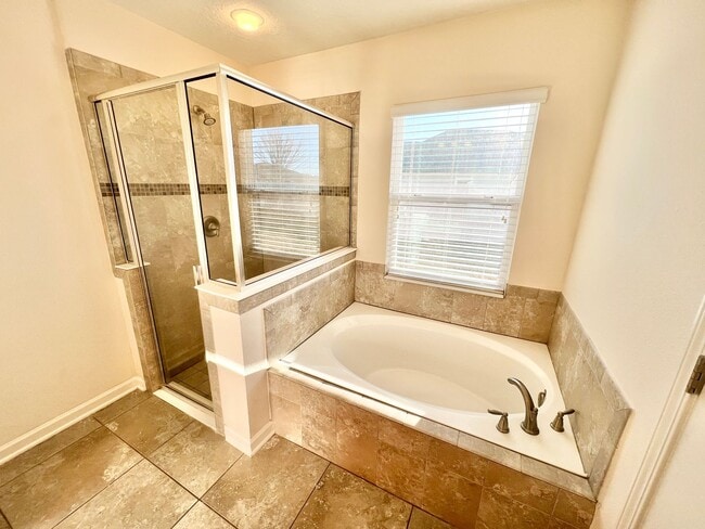 Building Photo - Spacious 4 bedrooms