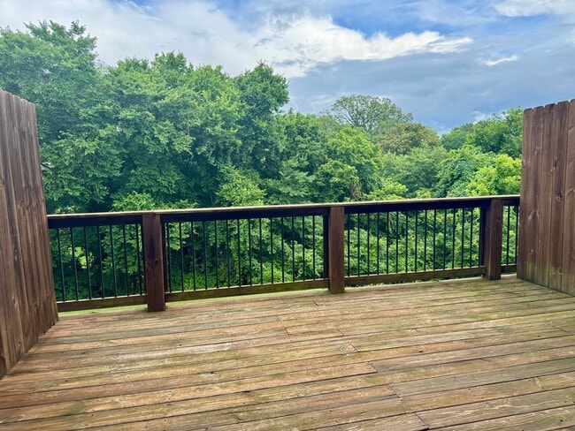Building Photo - Luxury Townhouse! 2 Bed/2.5 Bath, 1 Car ga...