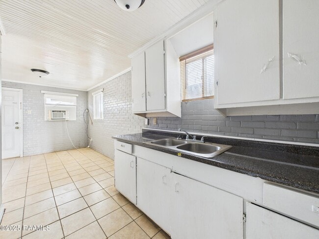 Building Photo - 704 13th St