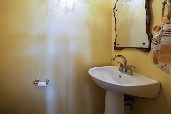 Building Photo - Tower Oaks First-Time Townhome in Rockville is Move-in Ready!