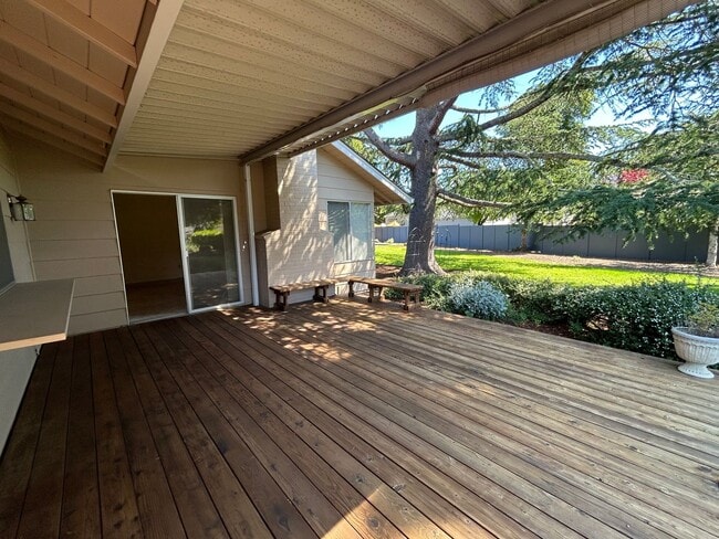 Building Photo - 6589 Meadowridge Dr