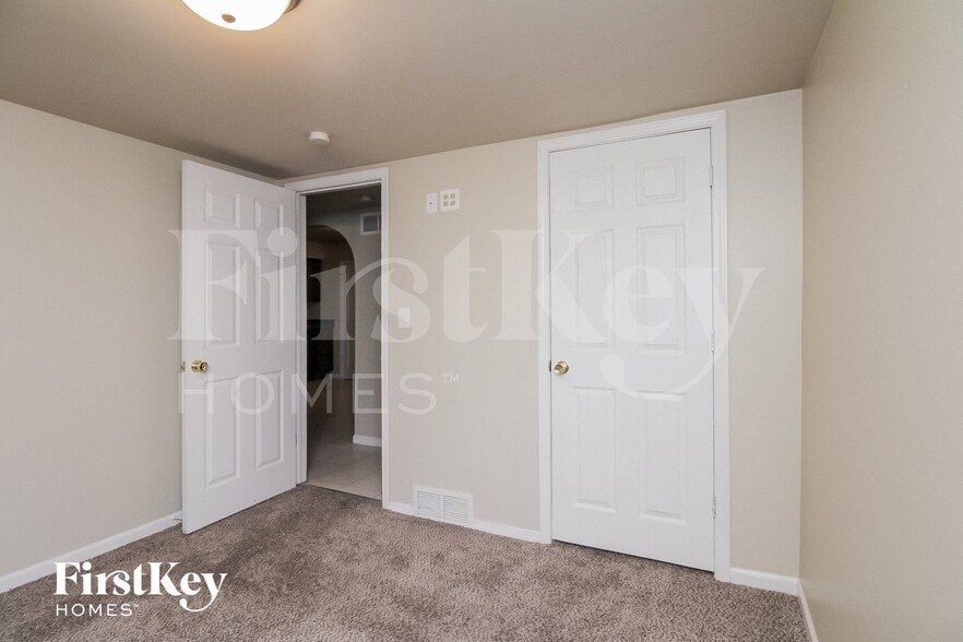 Building Photo - 1369 Hinman St