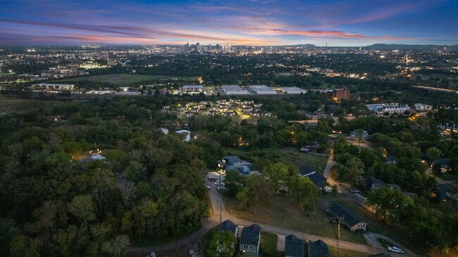 Building Photo - "Spacious 4-Bed, 4-Bath Gem in Nashville -...