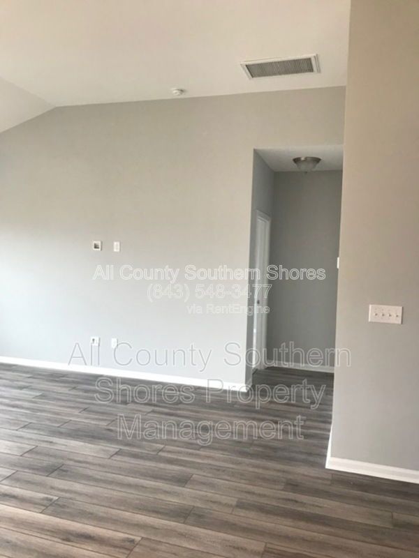 Building Photo - 877 Devon Estate Ave