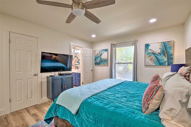 Building Photo - Gorgeous Cove on Main Body Water