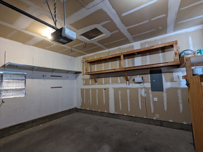 Building Photo - Charming 3x2 on Cul-de-sac with a double-car garage and fenced backyard near Hollinshead Park in ...