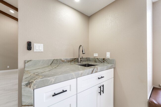 Building Photo - 968 Pinehurst Dr