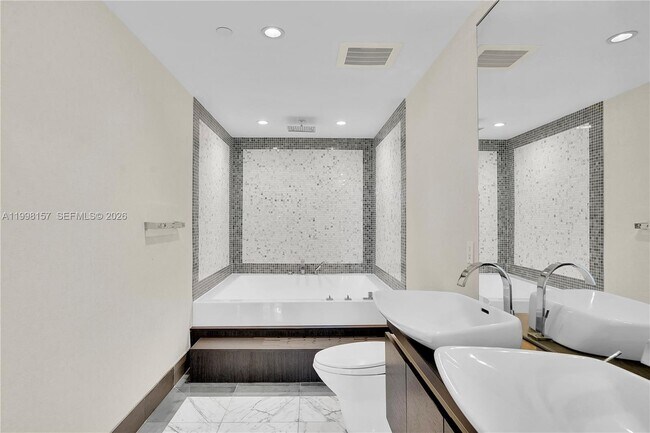 Building Photo - 200 Biscayne Blvd Way