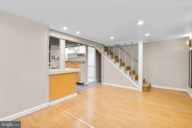Building Photo - 11 E Rosemont Ave