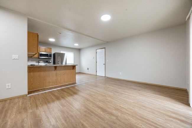 Building Photo - 5Bed/2.5 Bath home available in SE Portland