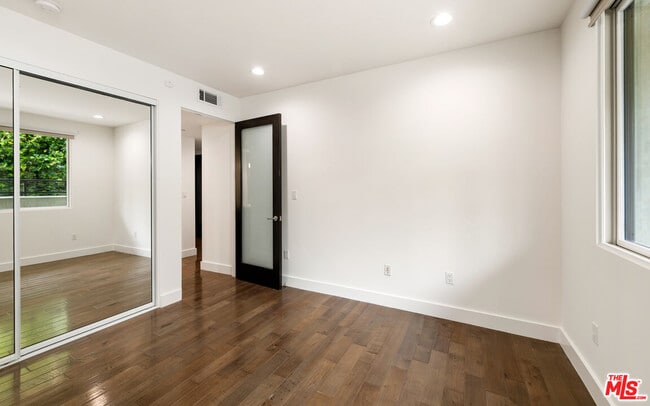Building Photo - 1304 S Roxbury Dr