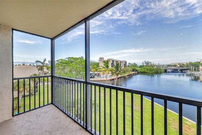 Building Photo - 7 Royal Palm Way