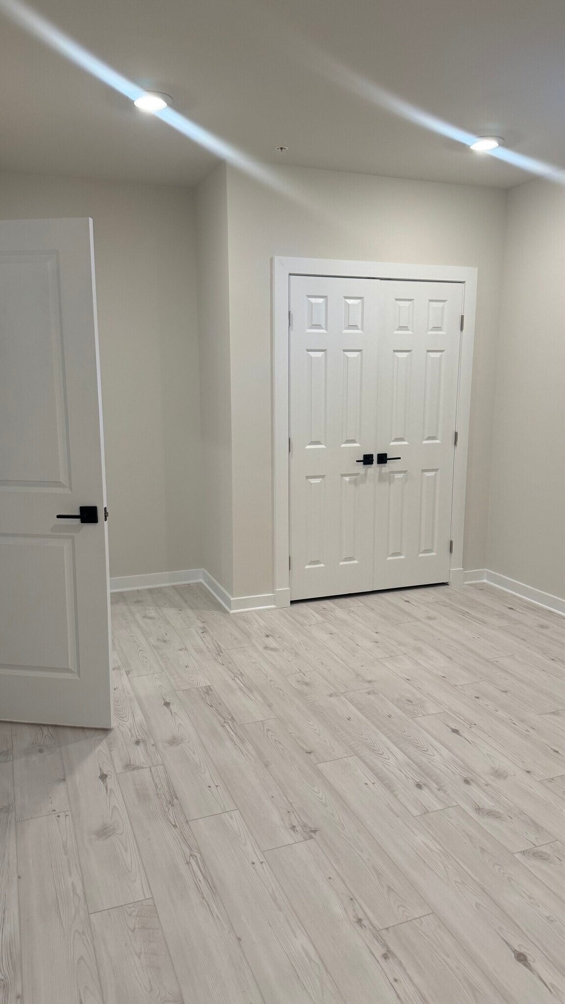 Building Photo - 402 Meadow Creek Dr